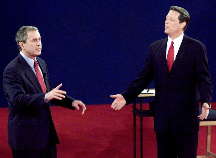 Năm 2000 diễn ra cuộc tranh luận giữa hai ứng viên tổng thống là ông George W.Bush của Đảng Cộng hòa và ông Al Gore của Đảng Dân chủ. Trong cuộc bầu cử diễn ra sau đó, ông Bush giành chiến thắng.