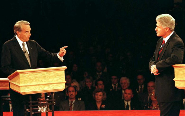 Năm 1996: Tổng thống Bill Clinton tranh luận với ứng viên Bob Dole của Đảng Cộng hòa. Và ông Clinton tái đắc cử.