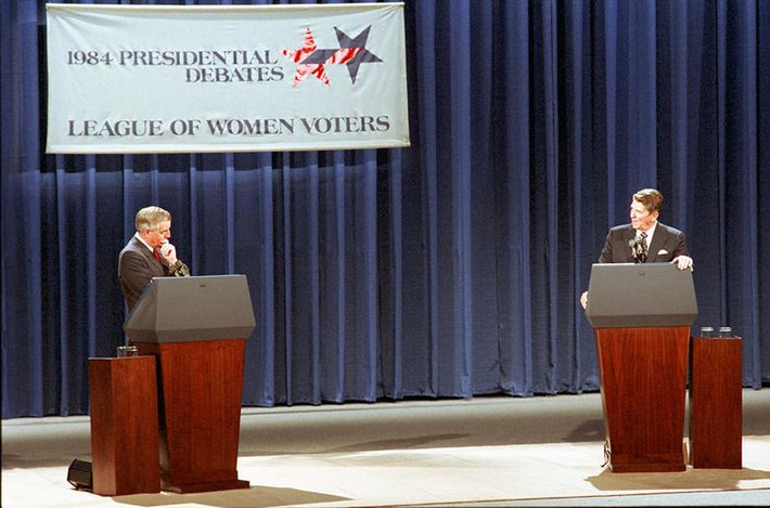 Năm 1984: Ông Reagan, khi đó 73 tuổi, tranh luận với ứng viên tổng thống đại diện cho Đảng Dân chủ Walter Mondale, 56 tuổi. Ông Reagan tái đắc cử năm đó.