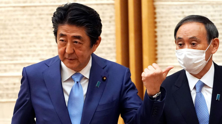 Sau khi Thủ tướng Shinzo Abe (trái) thông báo từ chức vào chiều 28/8/2020, Chánh văn phòng Nội các Nhật Bản Yoshihide Suga nổi lên là ứng viên sáng giá nhất kế nhiệm ông Abe. Ảnh: Reuters.