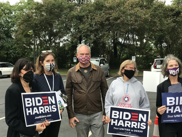 Thượng nghị sĩ Tim Kaine, ứng viên phó tổng thống phe bà Hillary Clinton trong cuộc bầu cử năm 2016, đi bỏ phiếu sớm tại Richmond, Virginia, để bầu cho ông Biden. Ảnh: Twitter/@timkaine.