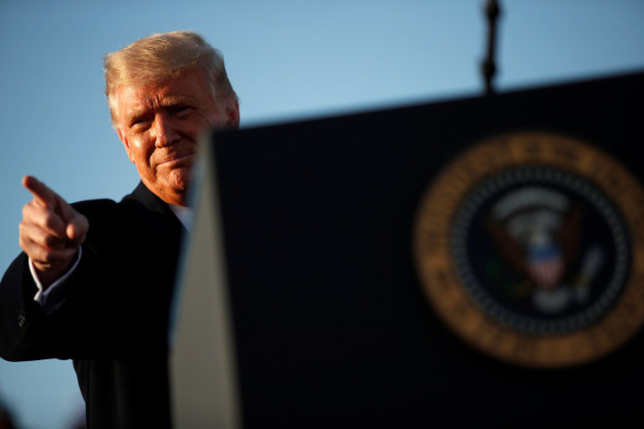 Trong khi Tổng thống Trump tổ chức mít tinh tại sân bay ở thành phố Bemidji... Ảnh: Reuters.