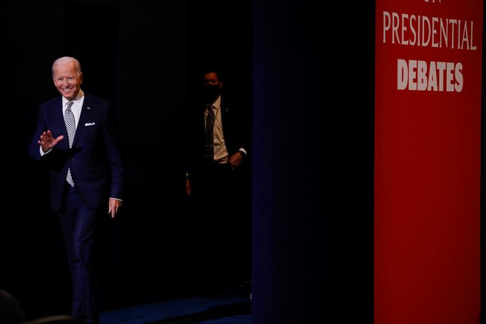 Ông Biden tới cuộc tranh luận.