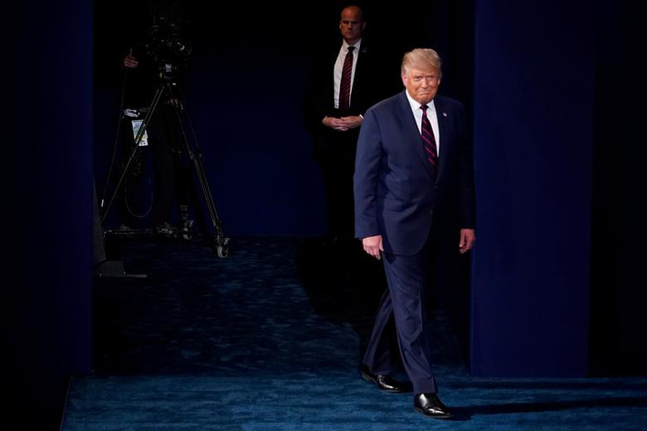 Tổng thống Trump tự tin xuất hiện.