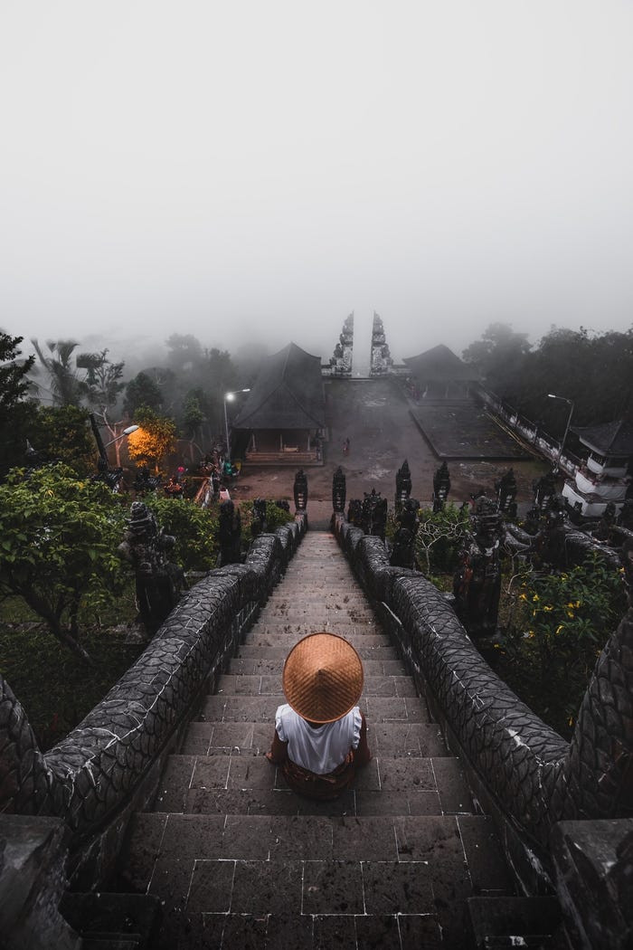 Đền Lempuyang ở Bali, Indonesia, mờ ảo trong làn sương mù. Đây là "tác phẩm" của La Noia del Barret.