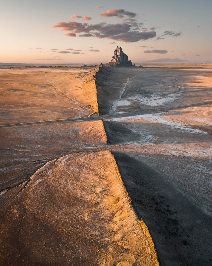 "Một buổi tối tuyệt vời ở New Mexico", James Theo viết. Trong ảnh là núi Shiprock (Mỹ) được hình thành từ cách đây 27 triệu năm.