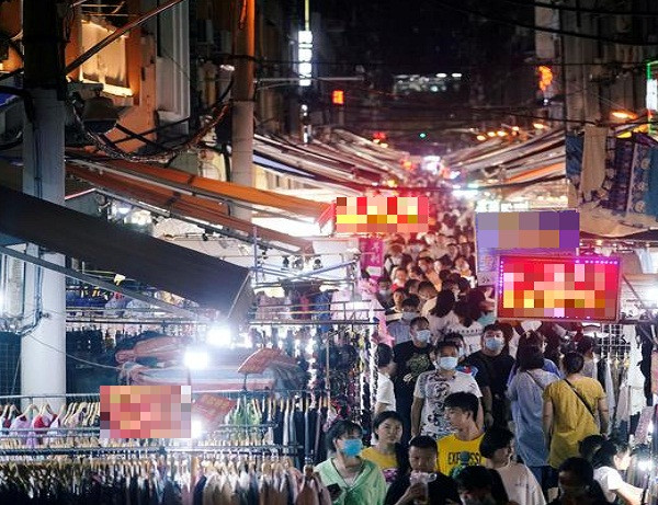 Cảnh đông đúc trong một khu chợ ở thành phố từng là "tâm dịch" COVID-19 tại Trung Quốc.