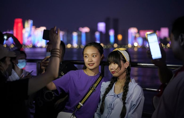 Hai cô gái chụp ảnh "tự sướng" trên thuyền.
