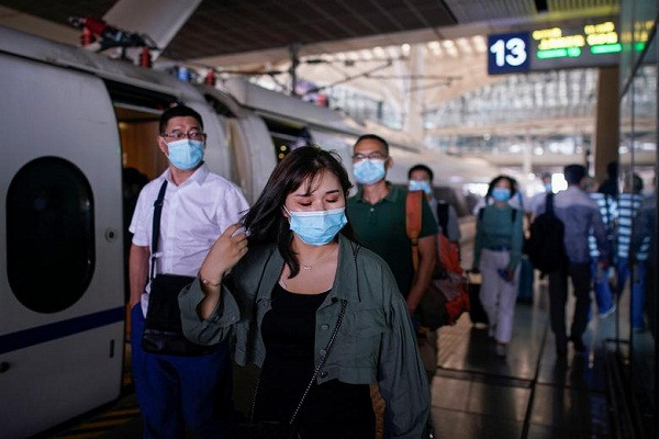 Bên trong ga tàu Vũ Hán tấp nập hành khách.