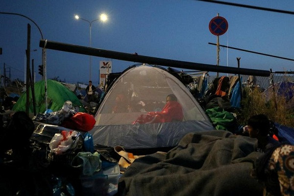 Nhiều di dân không có nơi ở phải dựng lều gần khu trại tị nạn khác trên đảo Lesbos.