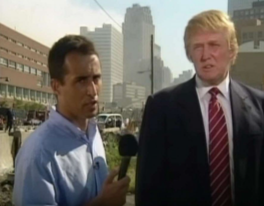 Hai ngày sau khi vụ khủng bố kinh hoàng xảy ra, vào ngày 13/9/2001, ông Donald Trump, với tư cách một công dân New York, đã trả lời phỏng vấn một đài truyền hình Đức ngay trước hiện trường đổ nát của Tòa Tháp Đôi. “Tôi chưa từng chứng kiến điều gì tương tự như vậy: Sự tàn phá, những con người đã bỏ mạng một cách oan uổng. Điều đó thực sự khủng khiếp. Nhưng người dân New York rất mạnh mẽ và kiên cường. Chúng tôi sẽ nhanh chóng xây dựng lại thành phố", ông nói trong cuộc phỏng vấn. Ảnh: Youtube.