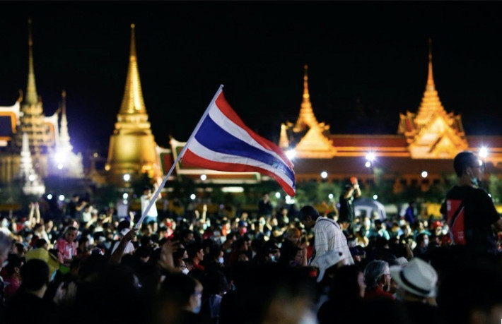 “Thái Lan không thuộc về bất cứ ai mà thuộc về tất cả chúng ta”, một trong các lãnh đạo biểu tình ở Thái Lan tuyên bố. Ảnh: Reuters.