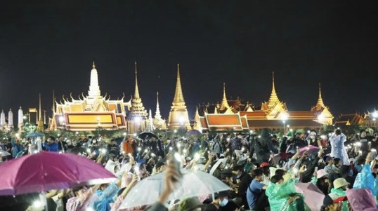 Đám đông người biểu tình tuần hành từ Đại học Thammasat, nơi có truyền thống phản đối quân đội và chủ nghĩa bảo hoàng, đến khu vực bên ngoài Cung điện Hoàng gia ở Bangkok cuối tuần qua. Ảnh: NA.