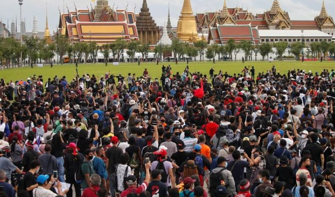 Cuối tuần qua, hàng chục nghìn người biểu tình đã xuống các tuyến đường ở thủ đô Bangkok. Họ kêu gọi Thủ tướng Prayuth Chan-ocha từ chức và cải cách chế độ quân chủ, hạn chế quyền lực của Hoàng gia...Ảnh: Reuters.