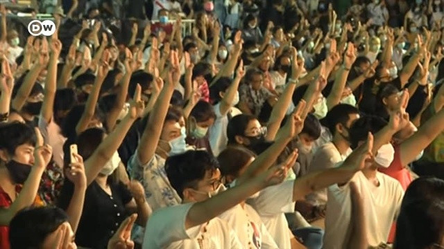 Đợt biểu tình, tuần hành tiếp tục diễn ra tại nhiều địa điểm khác ở Thái Lan trong tháng 8 vừa qua. Đáng chú ý, vào tối 10/8, khoảng 3.000-4.000 sinh viên đã tụ tập tại khuôn viên trường Đại học Thammasat, ngoại ô thủ đô Bangkok, để kêu gọi chính phủ từ chức. Ảnh: DW.