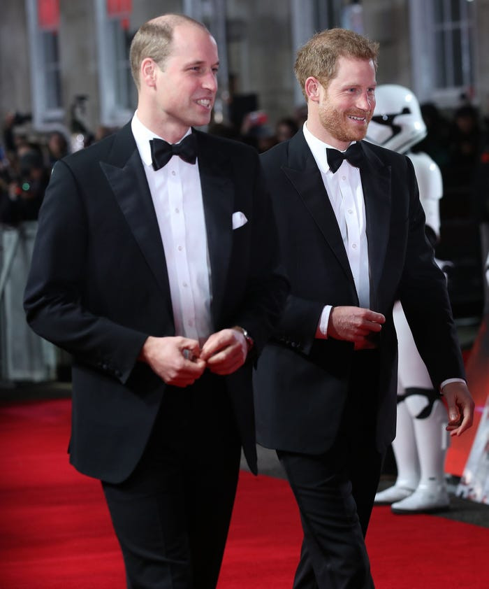 Bộ tuxedo được Hoàng tử William-Harry chọn khi tới dự buổi công chiếu bộ phim "Star Wars: The Last Jedi" năm 2017.