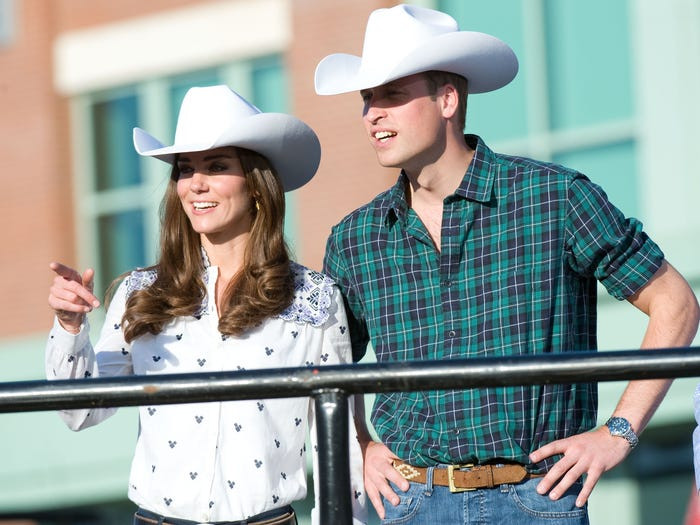 Hoàng tử William và vợ, Công nương Kate, trong chuyến thăm Calgary, Canada, năm 2011. Hai người đội chiếc mũ cao bồi.