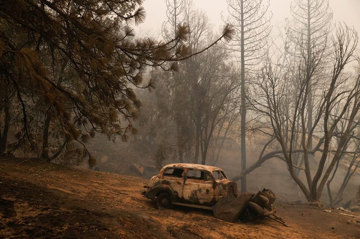 Chiếc ô tô bị cháy trơ khung tại Auberry, California, ngày 8/9.