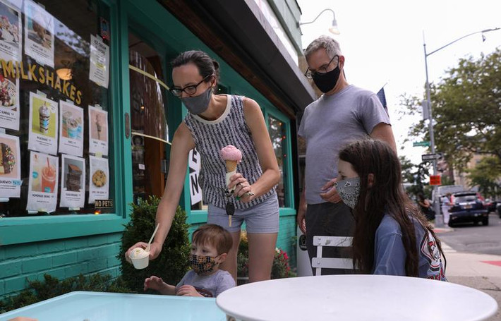Cả gia đình Hasseroek ở New York đeo khẩu trang phòng lây nhiễm virus khi ra ngoài đường.
