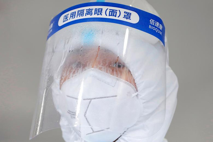 "Sẽ có hàng trăm triệu liều vắc xin mỗi tháng và chúng tôi kỳ vọng có đủ vắc xin cho tất cả người dân Mỹ trước tháng 4 năm sau", Tổng thống Trump nói tại cuộc họp báo ở Nhà Trắng.