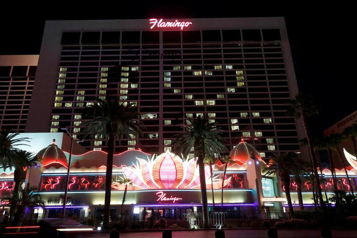 Trước khi dịch COVID-19 bùng phát, Dải Las Vegas luôn tấp nập người ra vào các casino, khu phức hợp khách sạn rộng lớn, nhà hàng, các điểm biểu diễn âm nhạc, hài kịch và xiếc,...