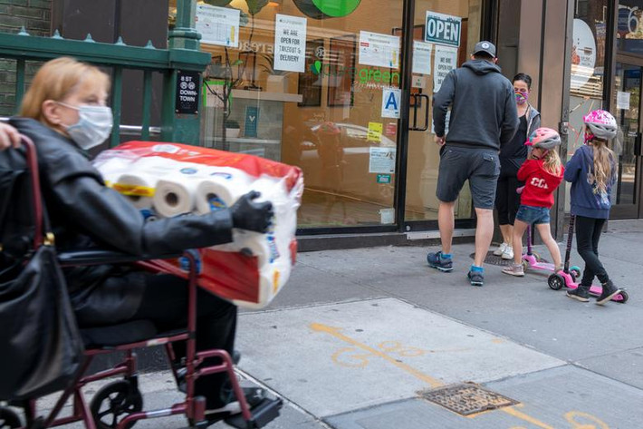 Người dân đeo khẩu trang khi ra đường ở khu Manhattan, New York, hôm 25/4.