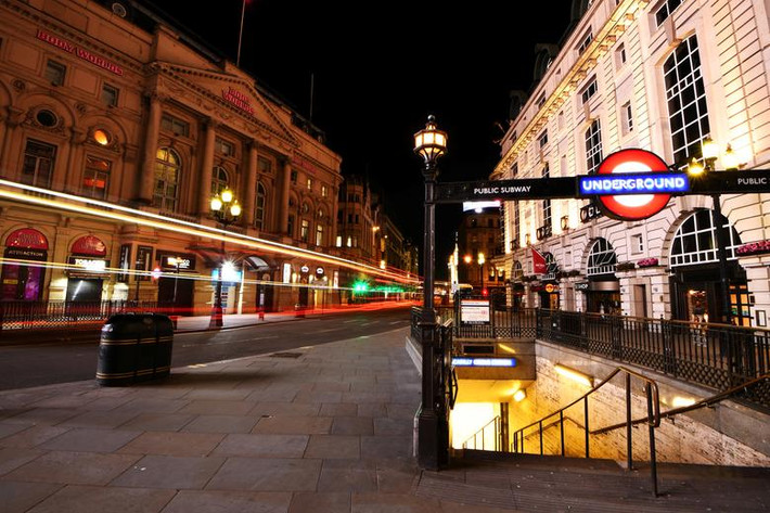 Đường phố London vắng vẻ khi người dân được yêu cầu ở nhà, hạn chế tối đa ra đường. Mời độc giả xem thêm video: Cách nhận biết người có biểu hiện nhiễm virus corona (Nguồn video: VTC1)