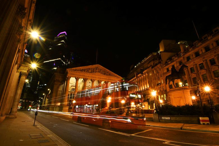 Chiếc xe buýt này không có hành khách nào di chuyển trên đường phố London, qua Ngân hàng Anh, hôm 21/4.