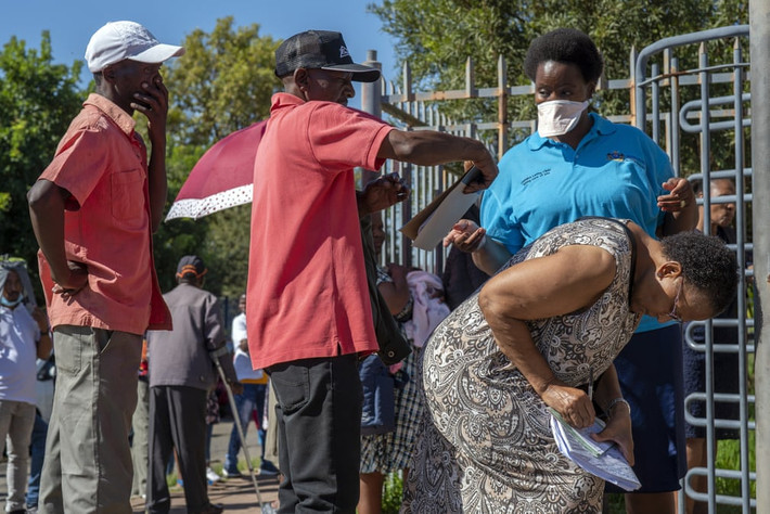 Người dân xếp hàng bên ngoài một phòng khám địa phương tại thị trấn Soweto, gần Johannesburg, ngày 26/3, chỉ vài giờ trước khi lệnh phong tỏa toàn quốc bắt đầu có hiệu lực. Ảnh: AP.