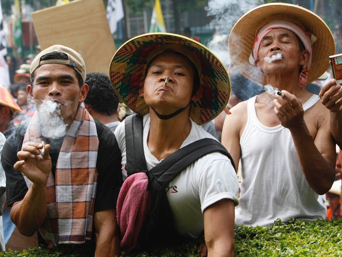 Indonesia có tỷ lệ nam giới hút thuốc cao nhất thế giới (khoảng 68%), và 5 nguyên nhân gây tử vong hàng đầu ở nước này đều liên quan đến thuốc lá. Mặc dù phụ nữ hút thuốc ít hơn rất nhiều nhưng họ vẫn chịu ảnh hưởng của khói thuốc. Điều này có nghĩa là, người dân Indonesia dễ bị nhiễm virus corona, vì nó ảnh hưởng đến phổi.