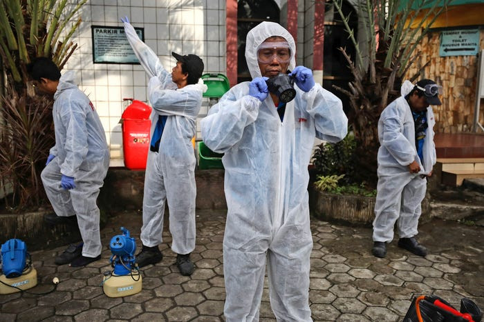 Đến ngày 20/3, Indonesia ghi nhận 269 ca nhiễm COVID-19. Trong tuần tiếp theo, lo ngại tăng lên khi nước này thiếu thiết bị bảo vệ cho các nhân viên y tế. Các báo cáo nói rằng, nhiều bác sĩ Indonesia phải mặc áo mưa thay đồ bảo hộ, và đến ngày 10/4, 26 bác sĩ ở nước này đã tử vong vì virus SARS-CoV-2.