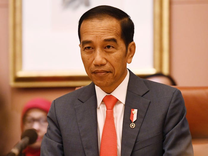 Dù vậy, Tổng thống Widodo vẫn chưa quyết định phong tỏa đất nước. Thay vào đó, chính phủ tạm thời ngưng xuất khẩu khẩu trang và chất khử trùng.