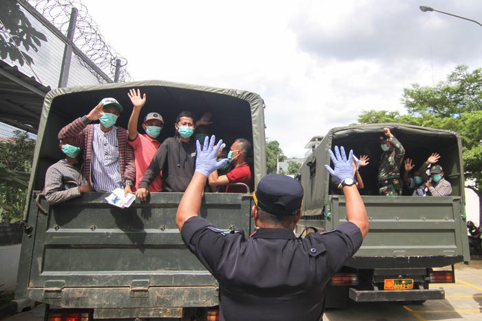 Ngày 31/3, chính phủ Indonesia tuyên bố sẽ phóng thích sớm 30.000 tù nhân để tránh nguy cơ lây nhiễm virus trong những trại giam đông đúc ở nước này. Tổng thống Widodo cũng tuyên bố tình trạng khẩn cấp y tế quốc gia.