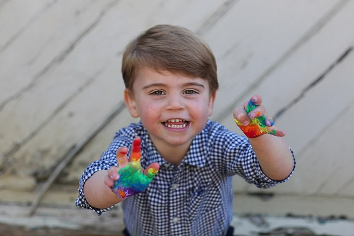 Tiểu Hoàng tử Louis, con trai của vợ chồng Hoàng tử William và Công nương Kate Middleton, tròn 2 tuổi vào ngày 23/4/2020. Nhân dịp này, Công nương Kate đã chia sẻ những bức ảnh mới đáng yêu về con trai cô. (Nguồn ảnh: Daily Mail)