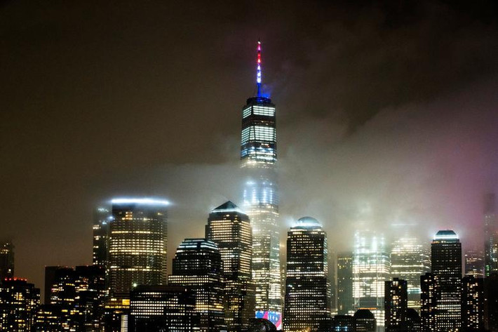 Thứ tư, theo CNN, New York là điểm du lịch nổi tiếng toàn thế giới và là nơi thu hút nhiều khách du lịch nhất tại Mỹ. Thống đốc Andrew Cuomo từng nói rằng nhiều người từ các nước có dịch đã tới New York và làm lây lan virus. Mời độc giả xem thêm video: Cách nhận biết người có biểu hiện nhiễm virus corona (Nguồn video: VTC1)