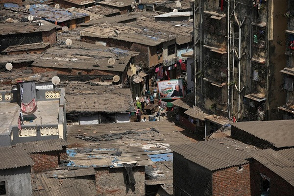 Theo hãng thông tấn Reuters, khoảng 1 triệu người đang sống trong khu ổ chuột Dharavi. Cuộc sống của họ ngày càng trở nên khó khăn và phải sống nhờ vào sự hỗ trợ kể từ khi Ấn Độ bắt đầu áp đặt lệnh phong tỏa toàn quốc hôm 25/3 nhằm ngăn chặn sự lây lan của COVID-19. (Nguồn ảnh: Reuters)