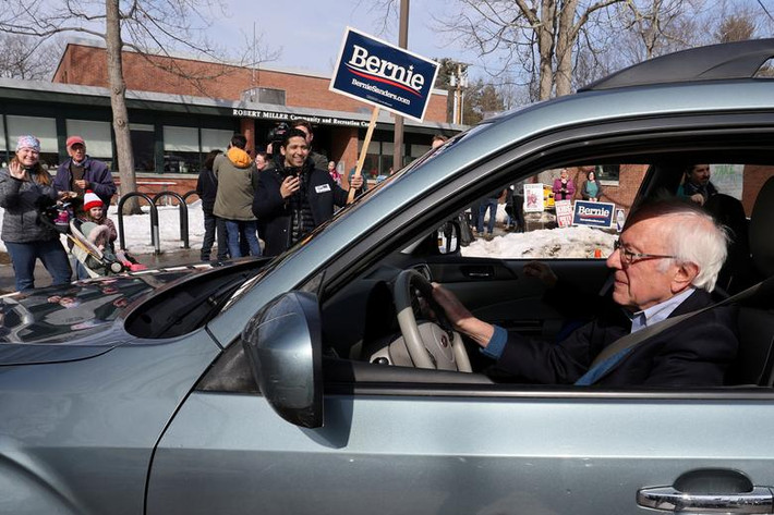 Ông Sanders trở về sau khi đi bỏ phiếu trong cuộc bầu cử sơ bộ tại bang Vermont ngày 3/3/2020. Mời độc giả xem thêm video: Mỹ bước vào ngày bầu cử "Siêu thứ Ba" (Nguồn video: VTC1)