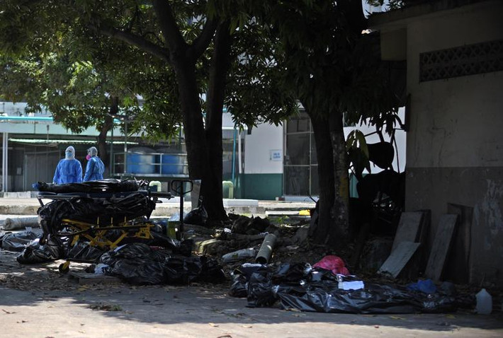Những bức ảnh được hãng thông tấn Reuters đăng tải phần nào cho thấy mức độ nghiêm trọng do dịch bệnh gây ra tại Ecuador. Ảnh: Nhiều túi đựng thi thể đặt bên ngoài Bệnh viện Teodoro Maldonado Carbo ở Guayaquil, "tâm dịch" COVID-19 ở Ecuador, ngày 3/4.