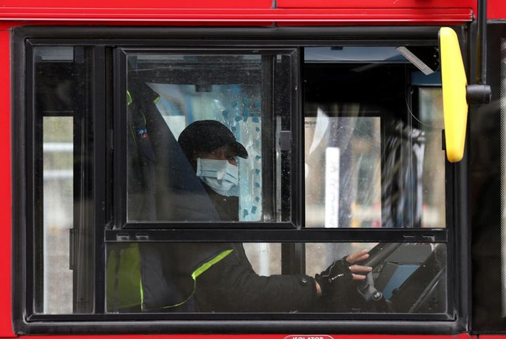Tài xế xe buýt đeo khẩu trang kín mít ở London hôm 6/4.