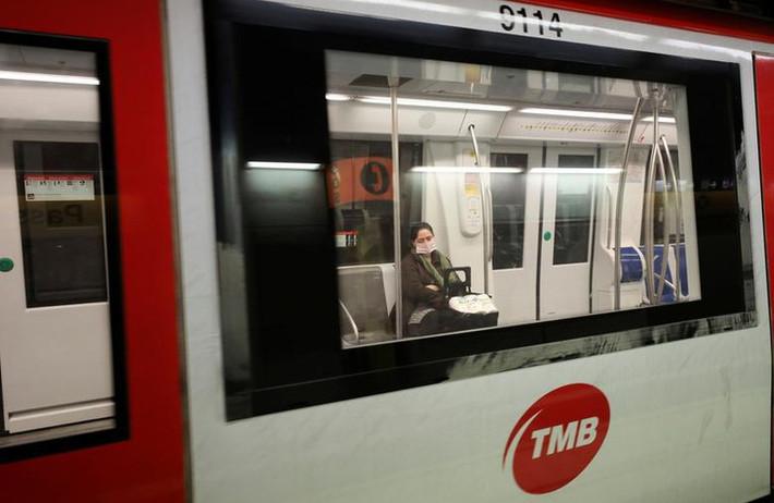 Tây Ban Nha, một trong những quốc gia có số người nhiễm và tử vong vì virus SARS-CoV-2 nhiều nhất, cũng đã bắt đầu nới lỏng một số biện pháp phong tỏa và giãn cách xã hội từ 13/4, sau hơn một tháng.