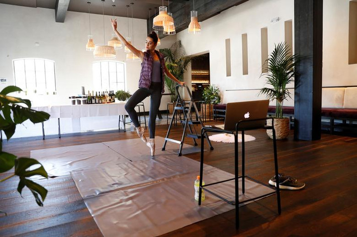 Vũ công Mathilde Froustey tập luyện tại nhà hàng của chồng cô đang đóng cửa vì dịch ở San Francisco, California, Mỹ. Mỹ hiện là quốc gia có số người nhiễm và tử vong vì COVID-19 cao nhất thế giới.