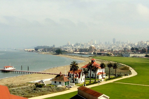 Theo Wikipedia, San Francisco là một trung tâm văn hóa và tài chính hàng đầu của Bắc California và vùng vịnh San Francisco. Đây là thành phố lớn có mật độ dân cư đông nhất trong tiểu bang California và là thành phố lớn có mật độ dân số đông thứ hai tại Mỹ. Ảnh: FLG.