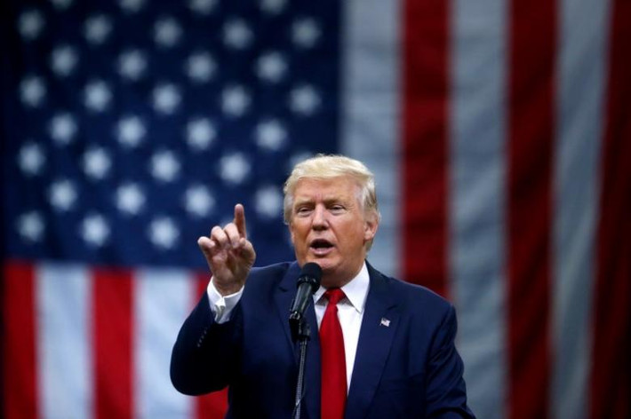 Đến ngày 16/4, Tổng thống Mỹ Donald Trump công bố những chỉ dẫn cấp liên bang về việc mở lại nền kinh tế, giao các Thống đốc bang trách nhiệm tự quyết trong các động thái mở cửa lại với nền kinh tế của từng địa phương.