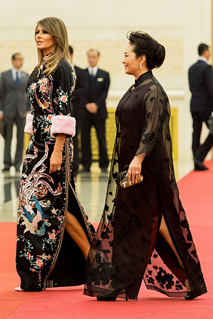 Bà Melania Trump (trái) đi cạnh bà Bành Lệ Viện, phu nhân của Chủ tịch Trung Quốc Tập Cận Bình, trong chuyến thăm Bắc Kinh hồi tháng 11/2017.