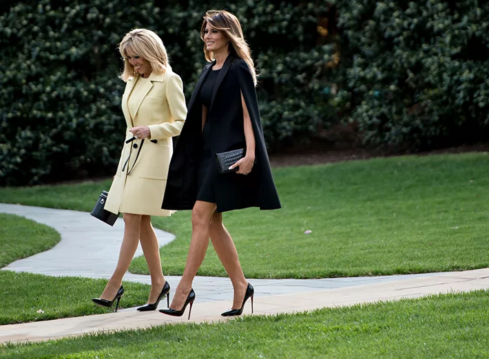Đệ nhất phu nhân Melania đi dạo và trò chuyện cùng phu nhân của Tổng thống Pháp, bà Brigitte Macron, sau buổi lễ trồng cây tại bãi cỏ phía Nam của Nhà Trắng ở thủ đô Washington (Mỹ) ngày 23/4/2018.