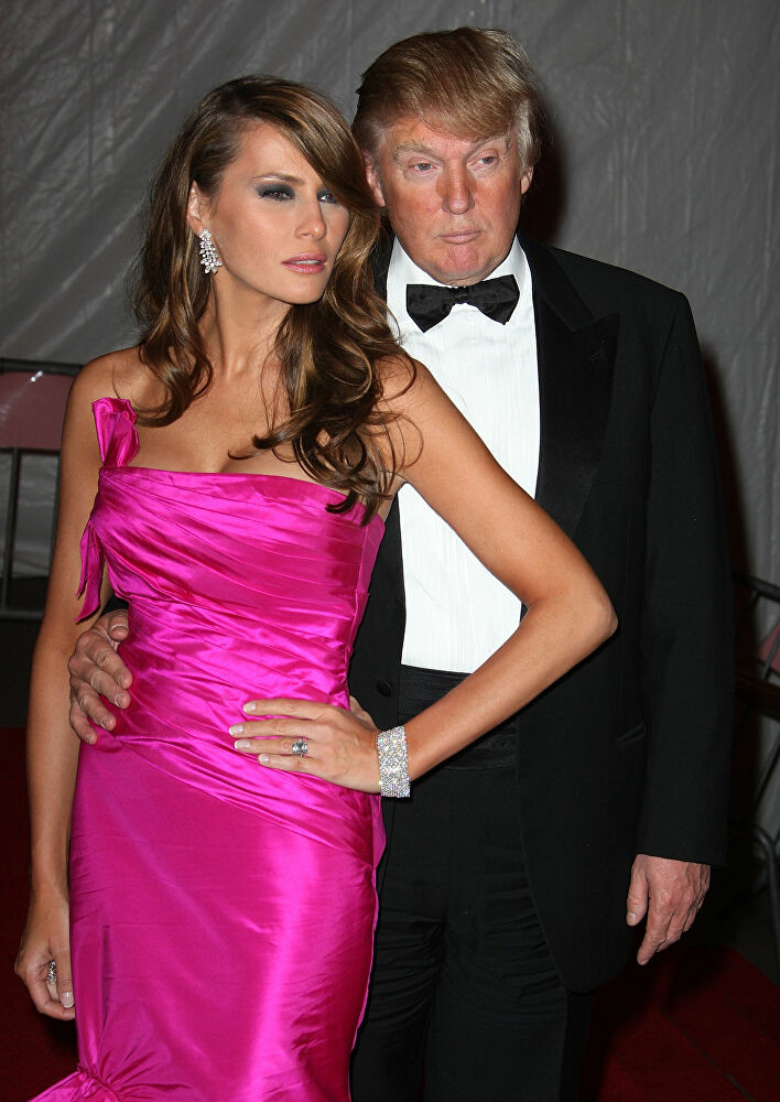 "Vẻ đẹp không tuổi" của Đệ nhất phu nhân Melania cũng như phong cách thời trang tinh tế của bà được nhiều người ngưỡng mộ. Ảnh: Ông Donald Trump và vợ, bà Melania, chụp ảnh tại một sự kiện diễn ra tại Bảo tàng nghệ thuật Metropolitan ở thành phố New York hôm 5/5/2008.