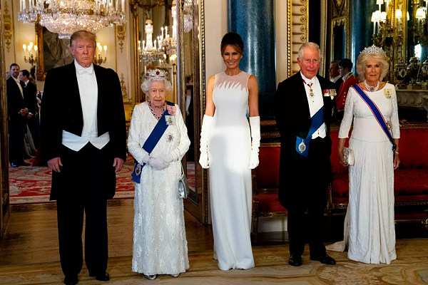 Từ trái sang phải: Tổng thống Mỹ Donald Trump, Nữ hoàng Anh Elizabeth II, Đệ nhất phu nhân Mỹ Melania Trump, Thái tử Anh Charles và Công nương xứ Cornwall Camilla chụp ảnh trước di dự tiệc tổ chức tại Cung điện Buckingham ở thủ đô London ngày 3/6/2019.