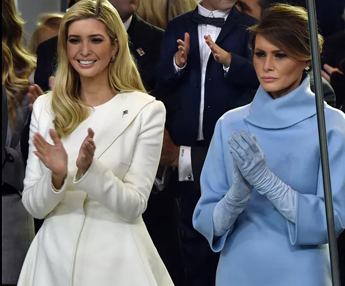 Bà Melania Trump diện "cây" xanh trong lễ nhậm chức tổng thống của ông Donald Trump vào ngày 20/1/2017.