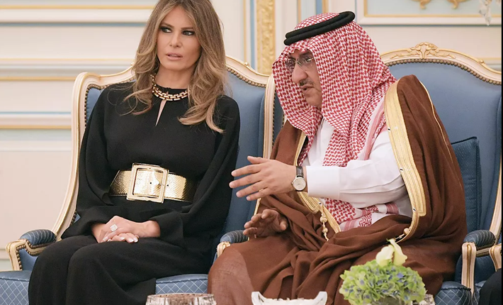 Đệ nhất phu nhân Melania trò chuyện với cựu Thái tử Saudi Arabia Muhammad bin Nayef bin Abdulaziz al-Saud tại buổi lễ mà Tổng thống Trump được trao tặng Huân chương Quốc vương Abdulaziz ở Cung điện Hoàng gia, thủ đô Riyadh, ngày 20/5/2017.
