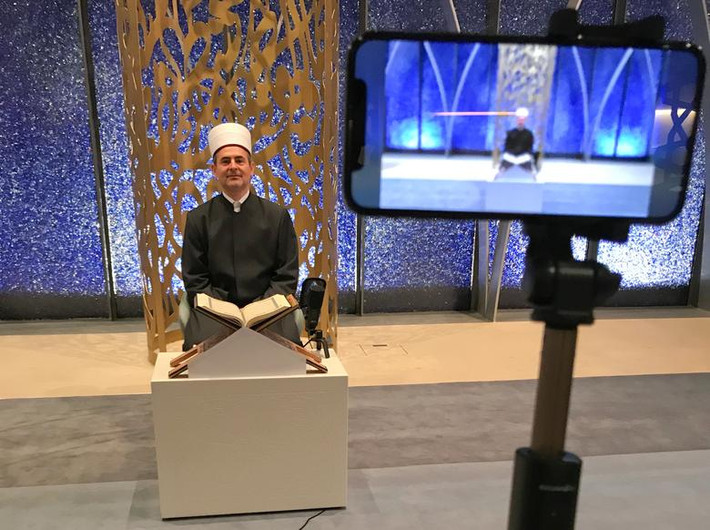 Imam Benjamin Idriz đọc kinh Koran trực tuyến ở Penzberg, Đức, ngày 24/4.